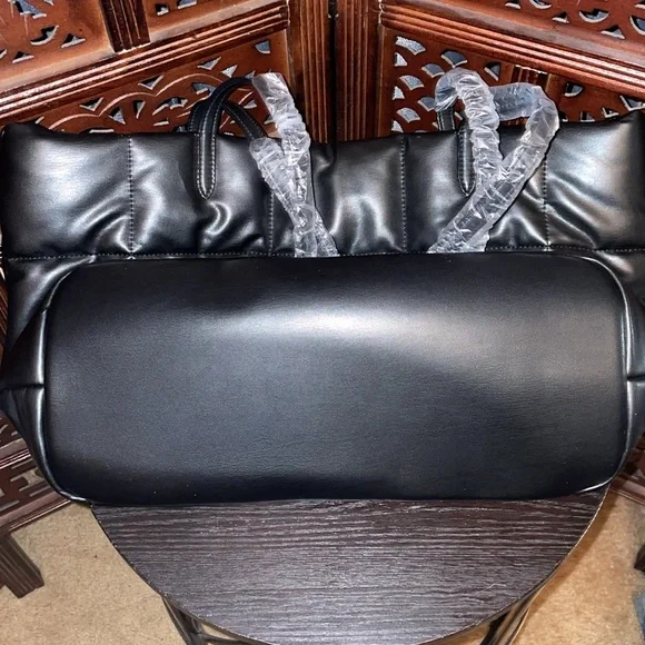 NWT VICTORIA’S SECRET Elegant Black Quilted Tote Bag - Picture 5 of 6